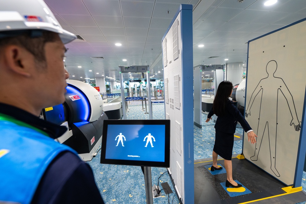 Loat thiet bi soi chieu hien dai lan dau xuat hien o san bay Noi Bai hinh anh