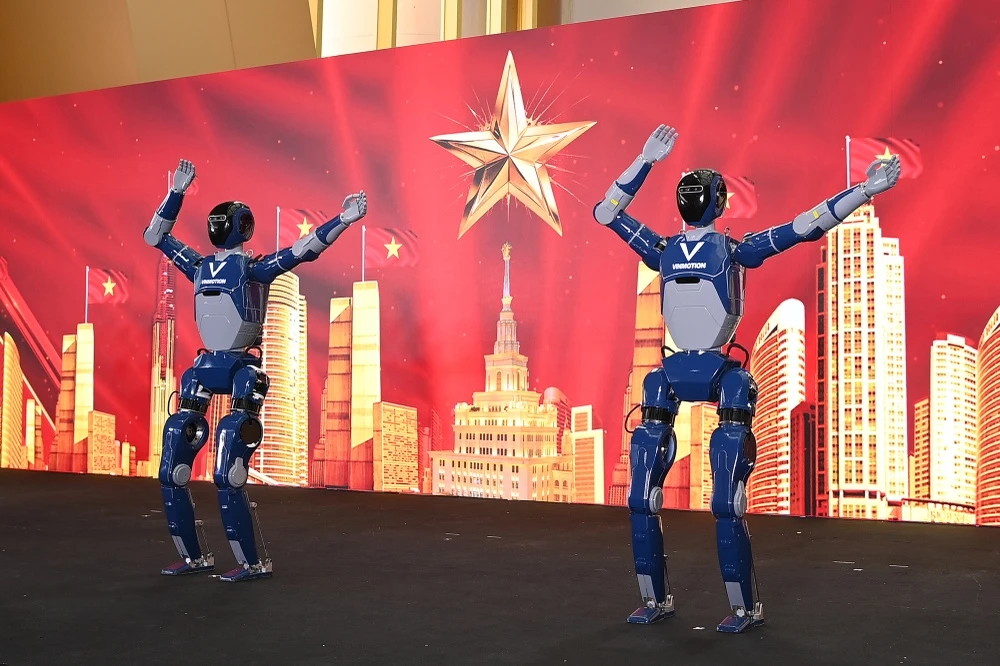 Doanh nghiep dung sau robot hinh nguoi biet nhay mua cua Vingroup hinh anh