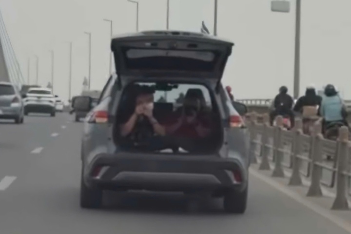 Xu phat tai xe mo cop, cho nguoi trong khoang hanh ly khi chay xe hinh anh