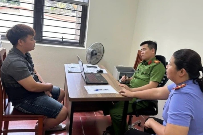 Danh tinh tai xe lai oto keo le CSGT suot 300 m o Thanh Hoa hinh anh