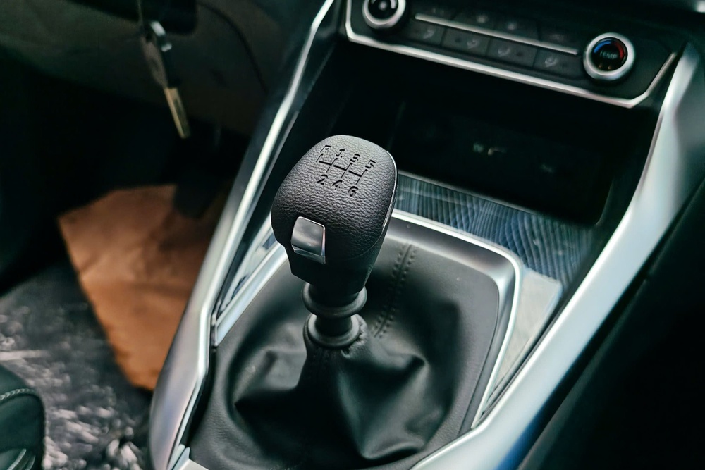 Tai xe taxi, xe cong nghe lai tim den oto so san? hinh anh