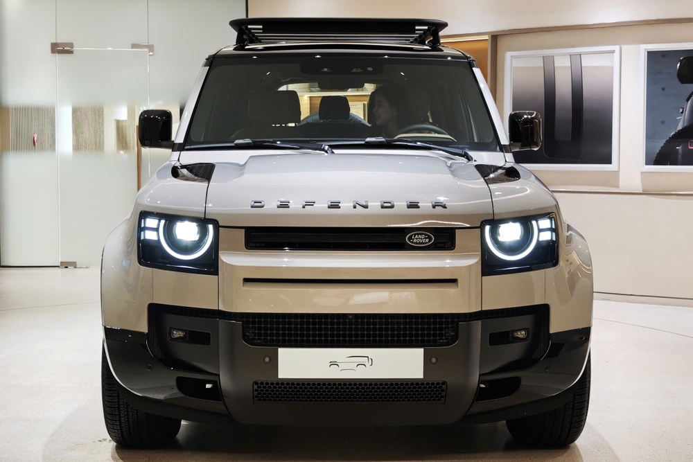 Co gi o Land Rover Defender 130 gia gan 8 ty? hinh anh