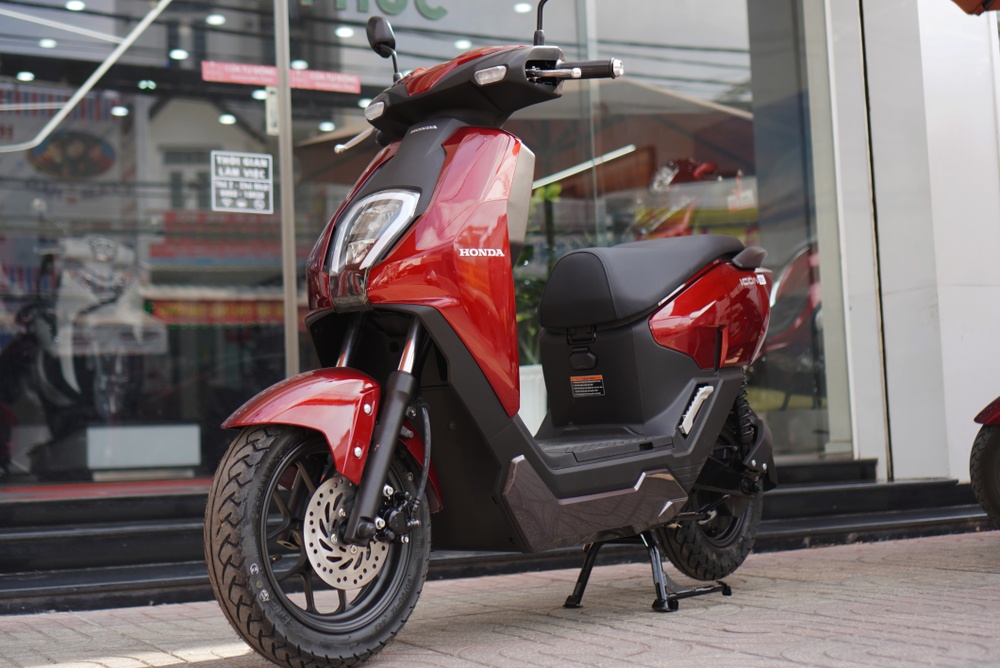 Co hoi nao cho ICON e: - xe may dien gia re cua Honda? hinh anh