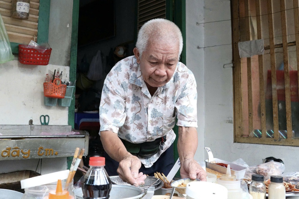 Quán cháo 2.000 đồng ở TP.HCM, 23 năm chỉ tăng giá 2 lần