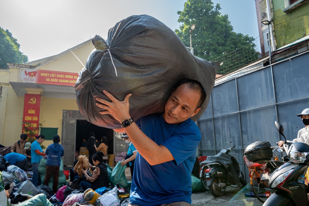 Dan thu do boc hang chuc tan hang gui cuu tro mien Trung hinh anh