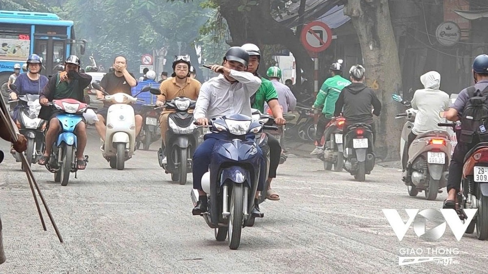 Cam xe may xang theo khung gio o Ha Noi: O nhiem giam duoc bao nhieu? hinh anh