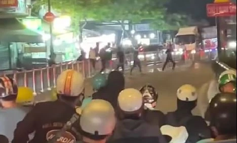 Hai nhom doi tuong hon chien giua trung tam TP.HCM hinh anh