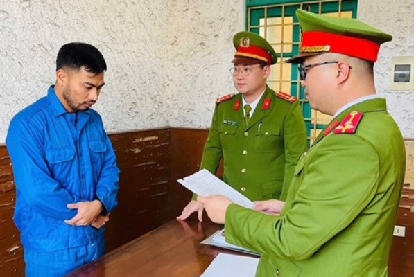 Nguyen giam doc chi nhanh ngan hang chiem doat hang ty dong hinh anh