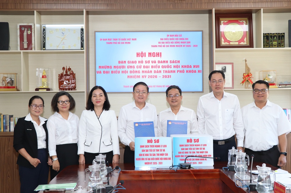 TP.HCM ban giao ho so 282 nguoi ung cu DBQH va HDND hinh anh