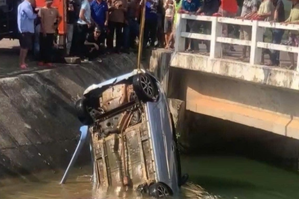 Tin moi vu hai thi the cung oto duoi kenh o Gia Lai hinh anh