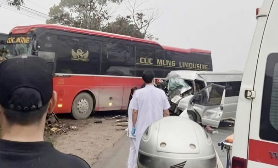 Tai nan tham khoc giua hai xe khach, 6 nguoi thuong vong hinh anh