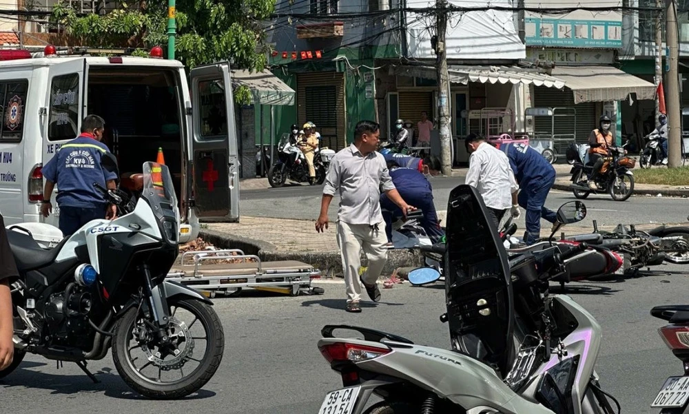 Tai nan nghiem trong tren duong Tan Son TP.HCM, 3 nguoi thuong vong hinh anh