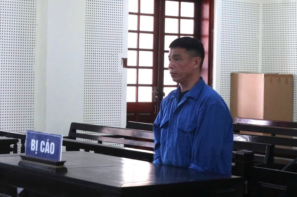 Bi chem, nguoi dan ong tron vien tim hang xom tra thu hinh anh