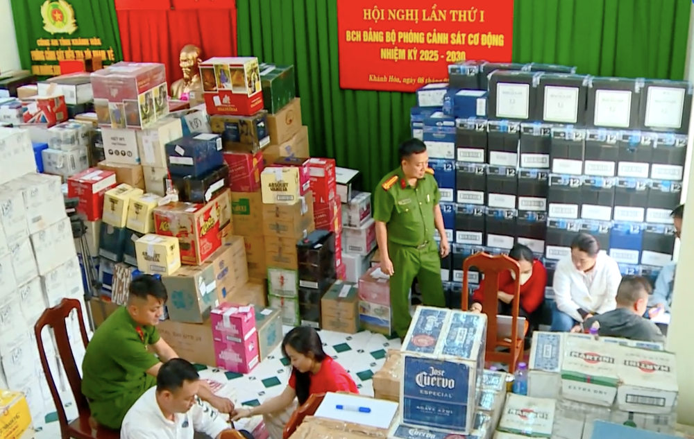 Mua hang chuc nghin chai ruou lau, dan tem gia ban ra thi truong hinh anh