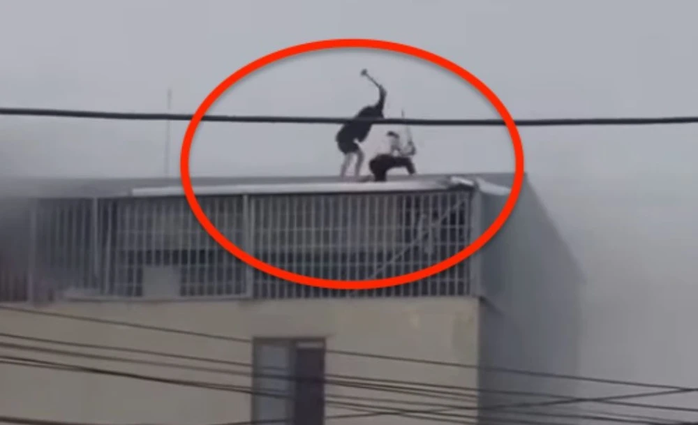 Chang re ke phut pha mai ton cuu bo me trong nha 7 tang boc chay hinh anh