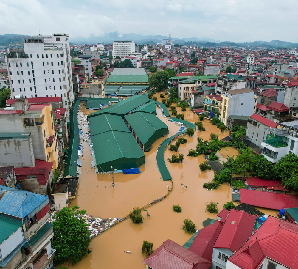 Mưa lớn dồn dập, Lạng Sơn chìm trong nước lũ