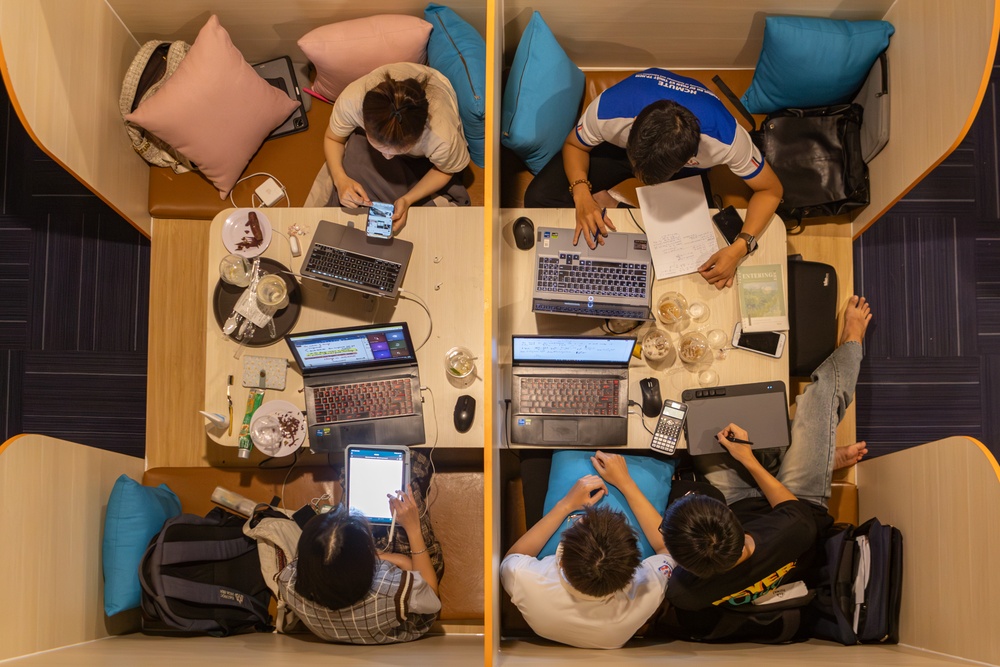 Ben trong quan ca phe TP.HCM ban ca cho ngu cho khach lam xuyen dem hinh anh