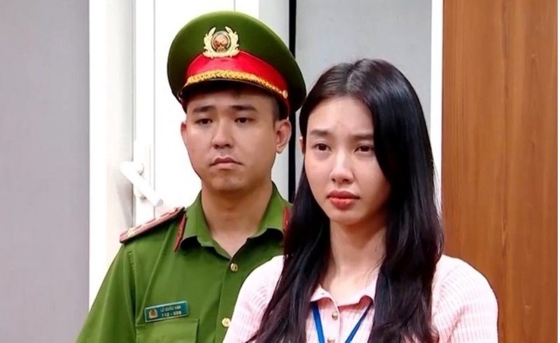 Truy to hoa hau Thuy Tien ve toi 'Lua doi khach hang' hinh anh