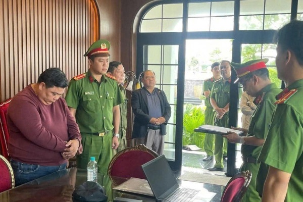 Bat giam doc lua ban nha chiem doat hang chuc ty dong hinh anh