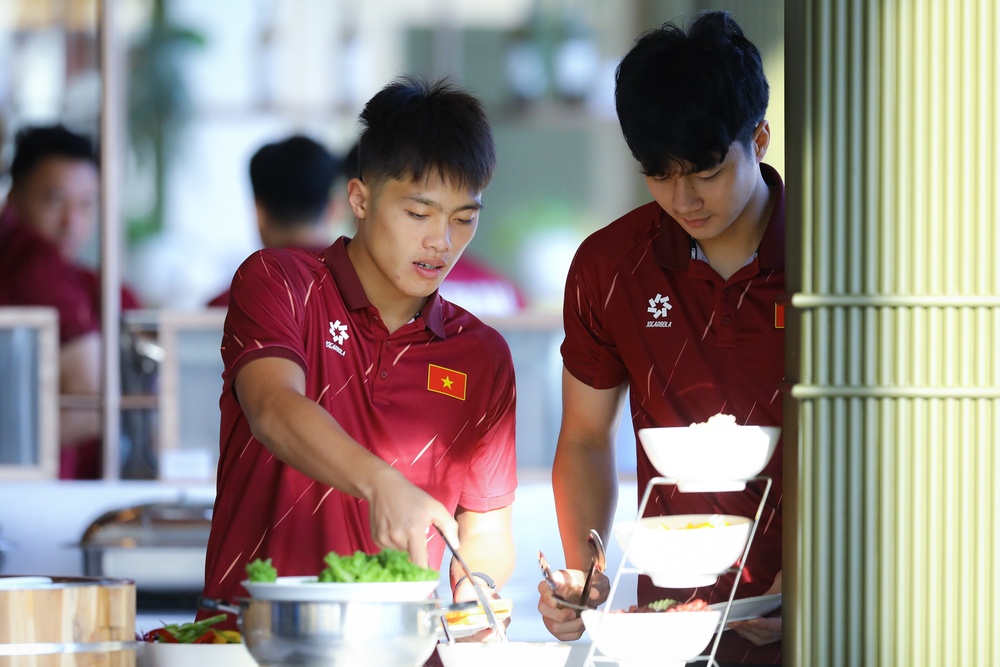 Bua sang cua U22 Viet Nam sau chien thang hinh anh