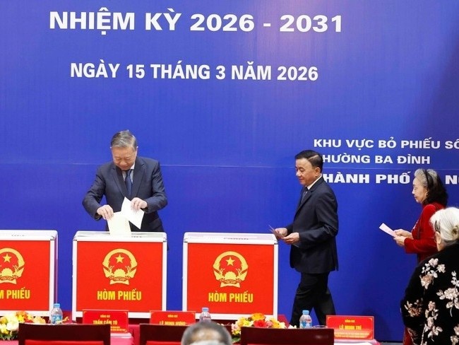 Lanh dao Dang, Nha nuoc va cu tri ca nuoc bo phieu bau cu hinh anh