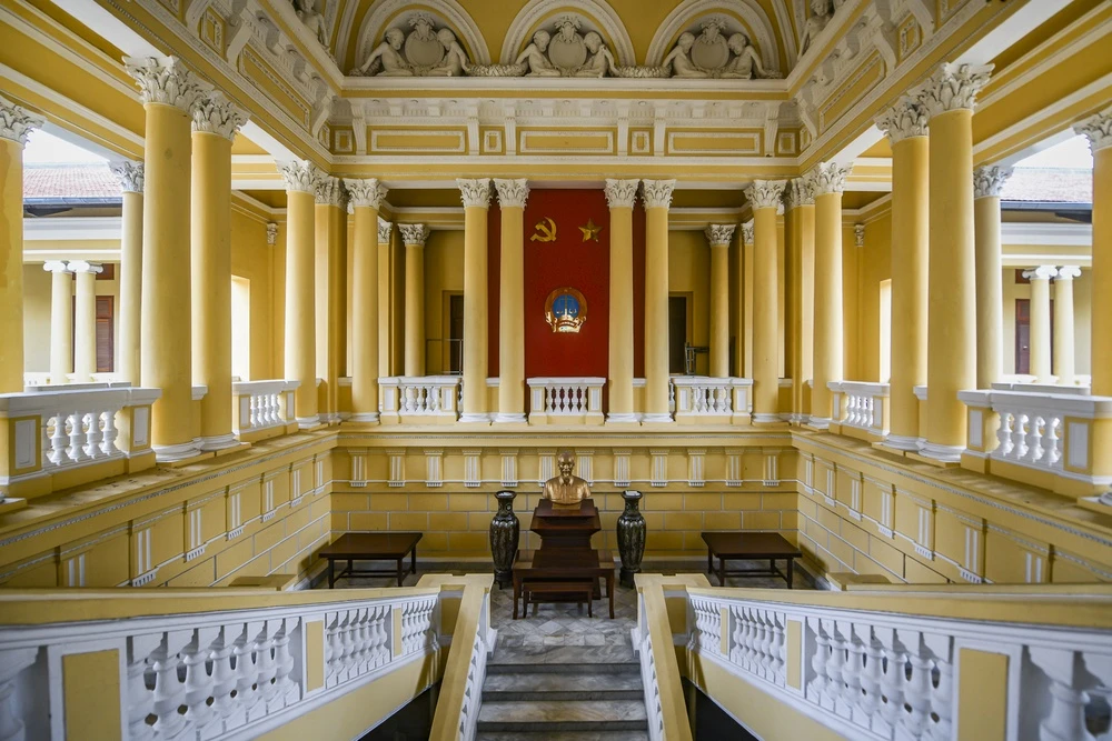 Ben trong Toa an Nhan dan TP.HCM sap don khach tham quan hinh anh