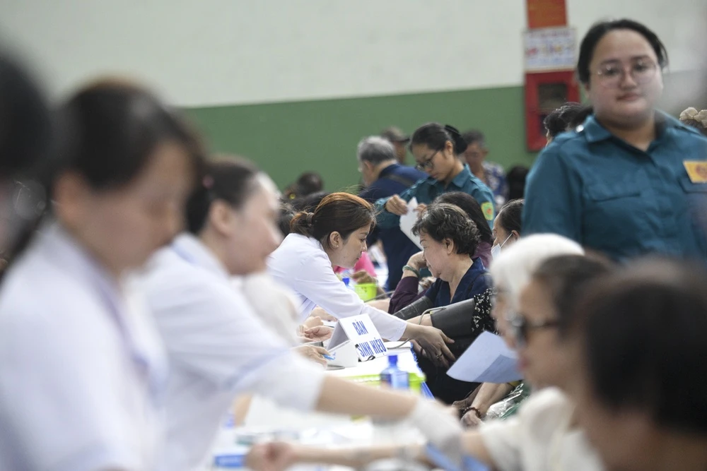 TP.HCM ra quan kham suc khoe cho 15 trieu dan: 64,3% nguoi co benh hinh anh