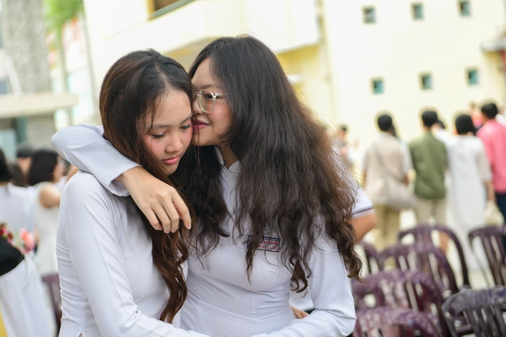 Hoc sinh chuyen Tran Dai Nghia om chat nhau trong ngay be giang hinh anh