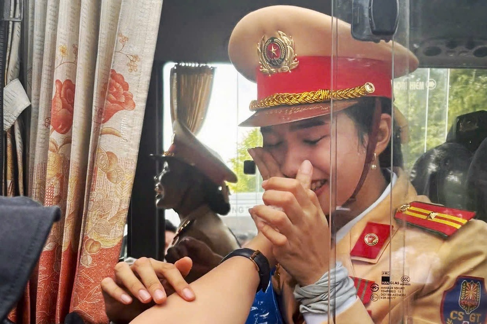 Khoanh khac nu chien si bat khoc tai le dieu binh 30/4 hinh anh