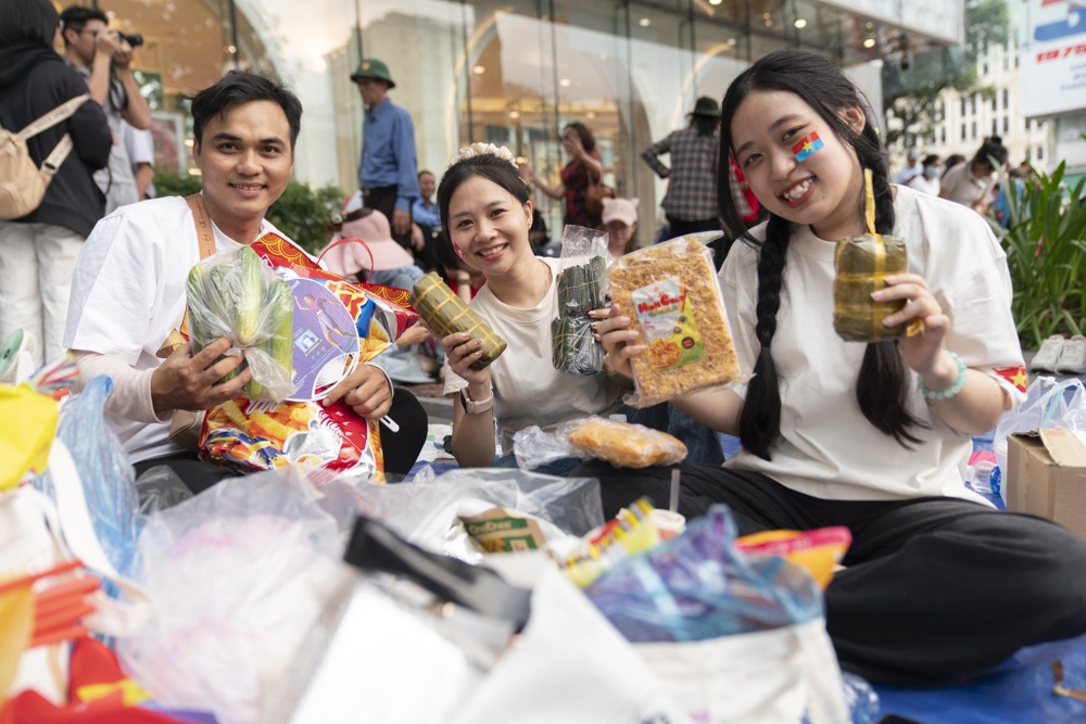 Ra Ben Bach Dang tu trua 29/4, mang banh tet, xoi cho xem dieu binh hinh anh