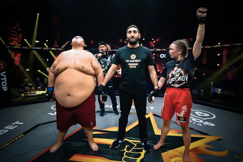 Trận MMA chênh lệch 180 kg ở Nga