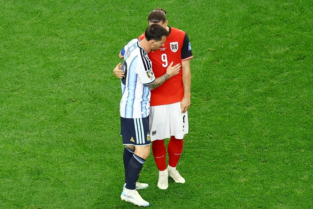 Nghi van Messi tu choi tang ao dau cho cuu sao MU hinh anh