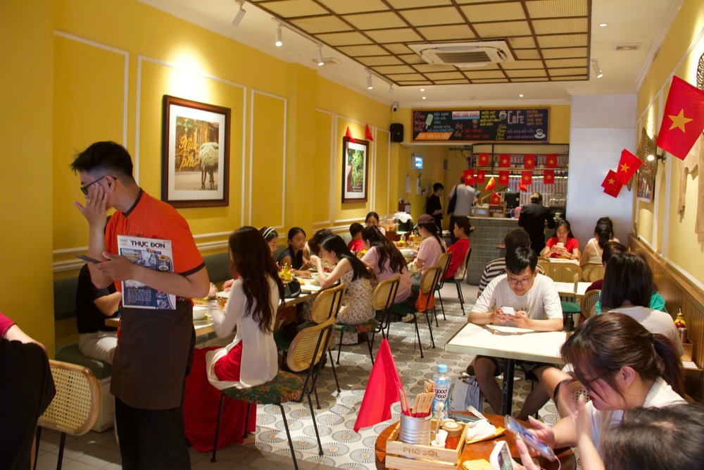 Hang quan ruc rich tang gia, chuyen gia noi khong han tieu cuc hinh anh