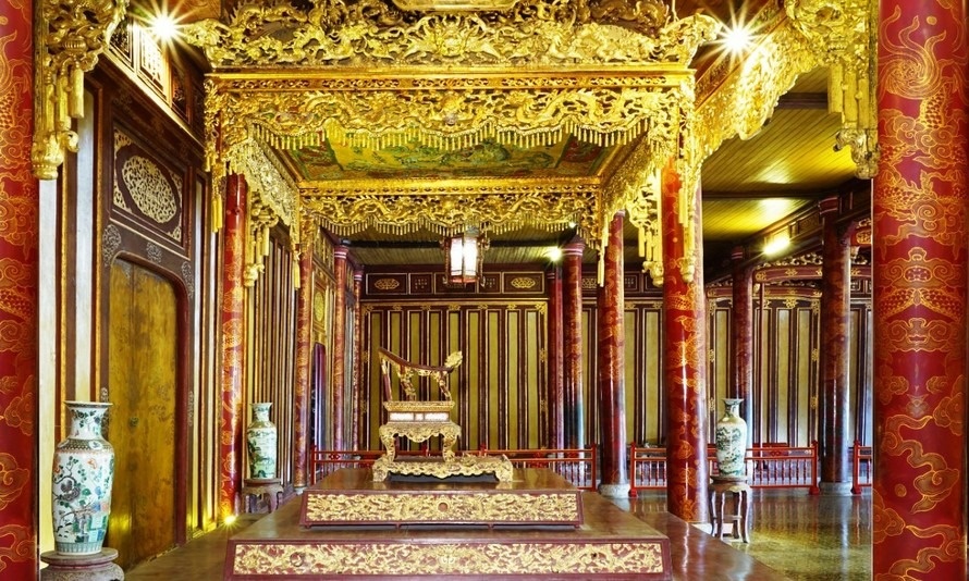 Chiec ngai vang o dien Thai Hoa co gia tri lich su nhu the nao? hinh anh