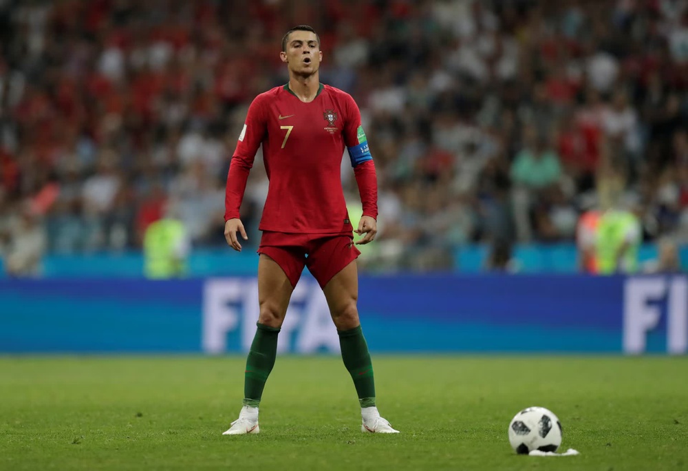 Vi sao Ronaldo ven quan lo co dui khi da phat? hinh anh