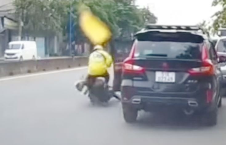 'Ket dang' cho tai xe mo cua oto, gay tai nan o TP.HCM hinh anh