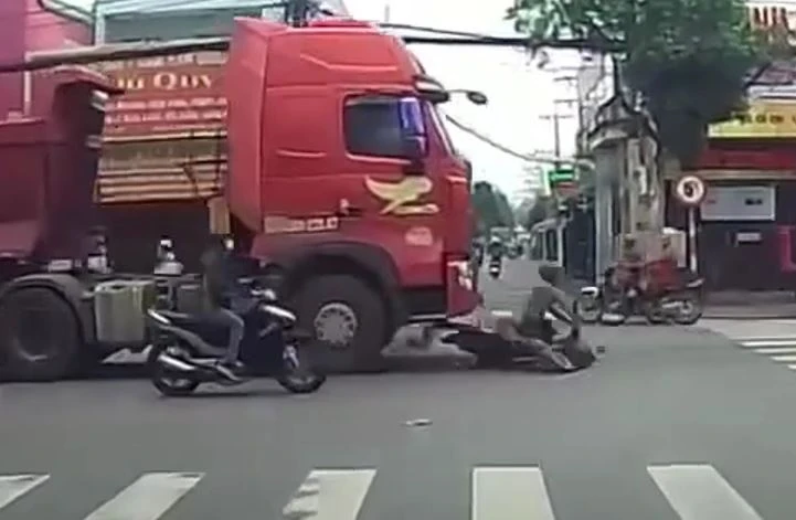 Khoanh khac lu cuon troi xe dau keo o Quang Tri hinh anh