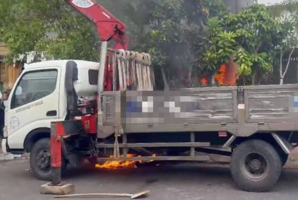 Xe cau vuong day dien phat no o Lam Dong, tai xe tu vong hinh anh