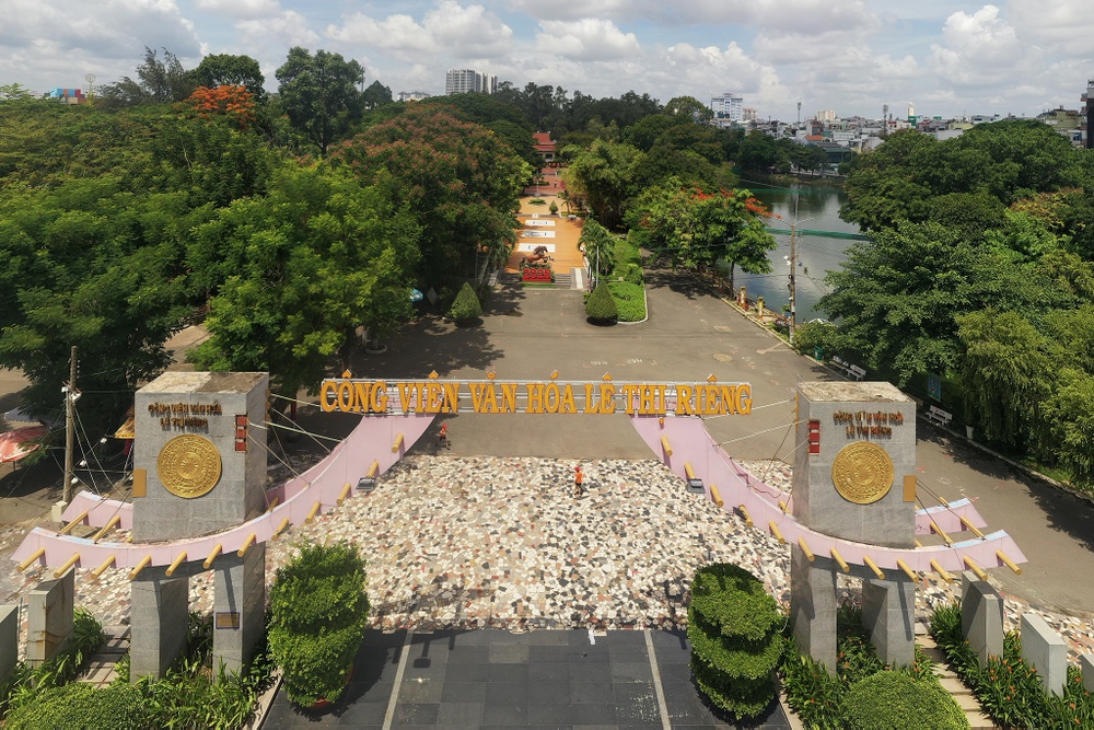 Toan canh cong vien Le Thi Rieng co it nhat 3 ranh mo, 900 hai cot hinh anh