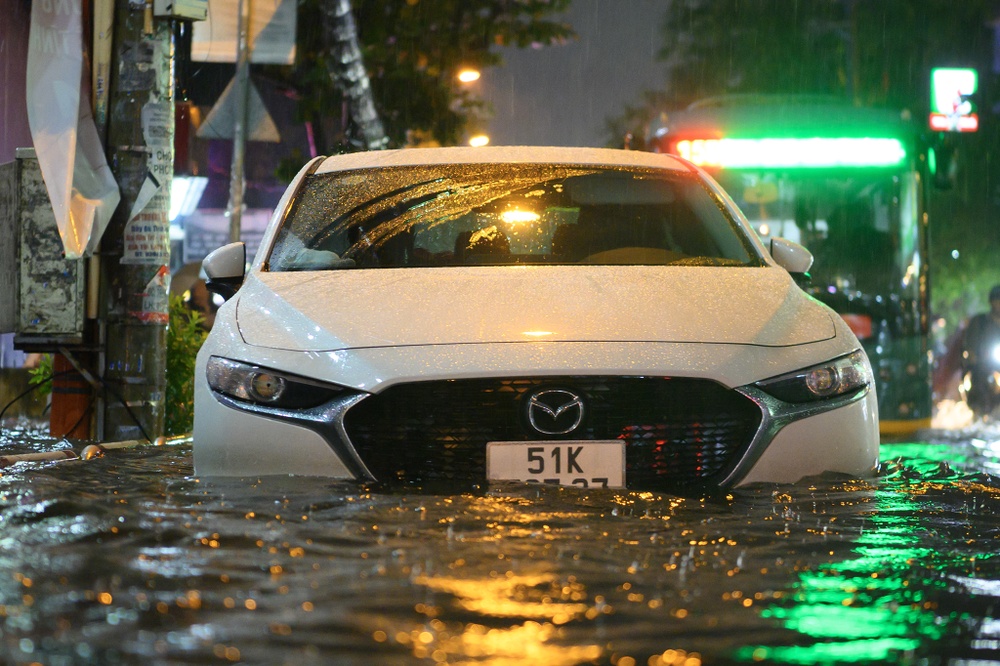 Đỉnh triều sông Sài Gòn sẽ lên cao, đề phòng mưa lớn gây ngập