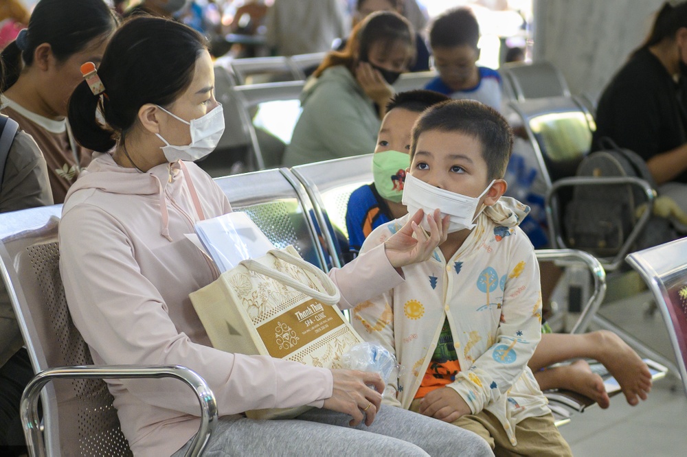 Hành lang bệnh viện nhi TP.HCM đông kín, trẻ ho sốt tăng vọt