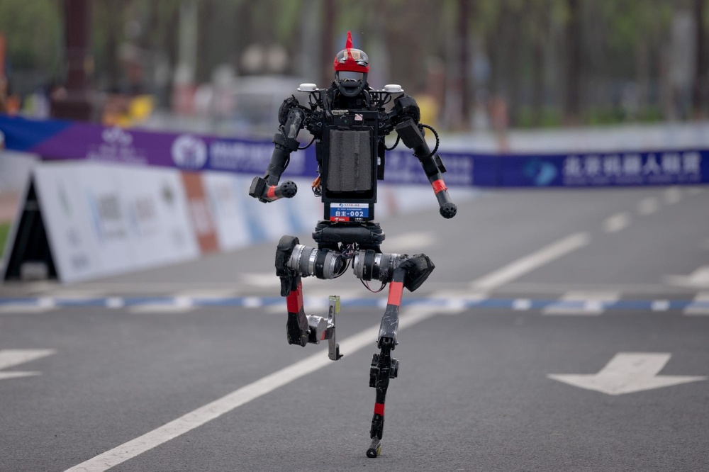 Robot Trung Quốc phá kỷ lục của Usain Bolt