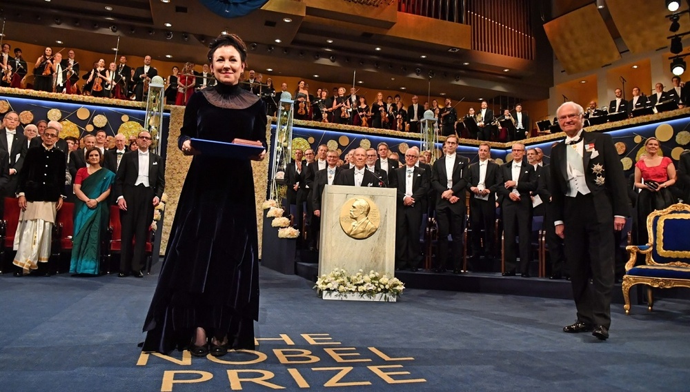 Nha van doat Nobel: Toi da mua mo hinh AI phien ban cao cap nhat hinh anh