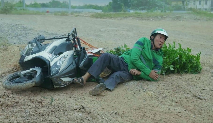 Tình tiết của diễn viên Hoàng Hải trên phim giờ vàng gây tranh luận
