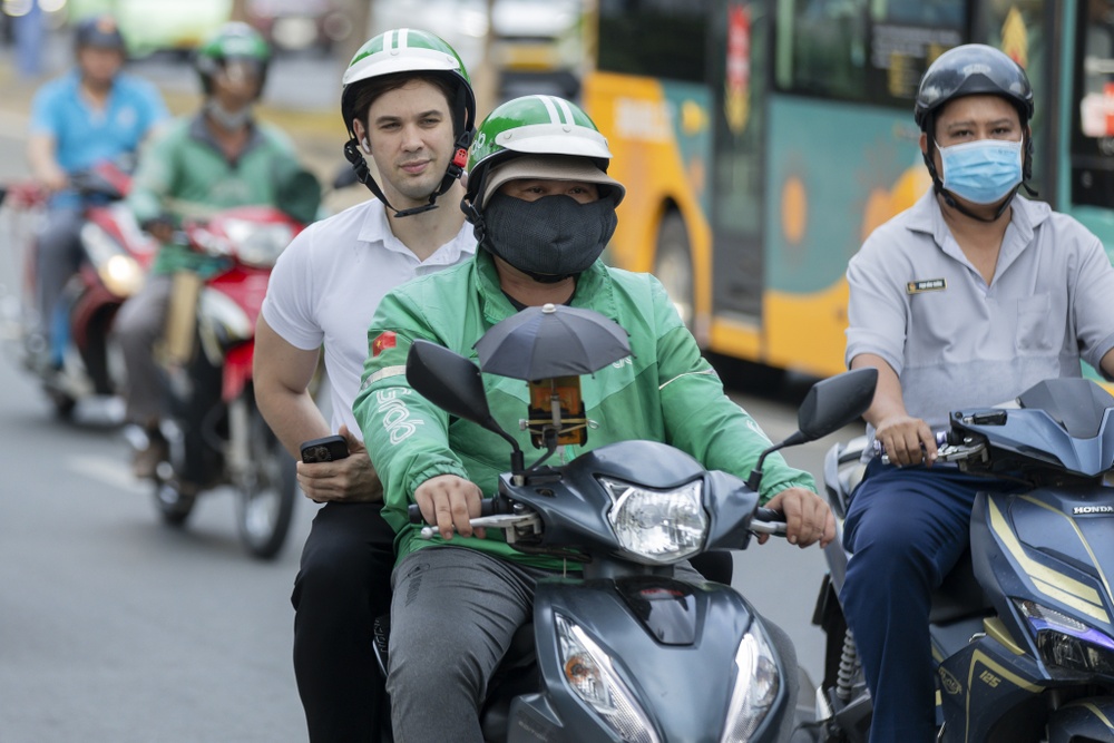 Tài xế Grab kêu gọi tắt app, tranh cãi chuyện chia tiền mỗi cuốc xe