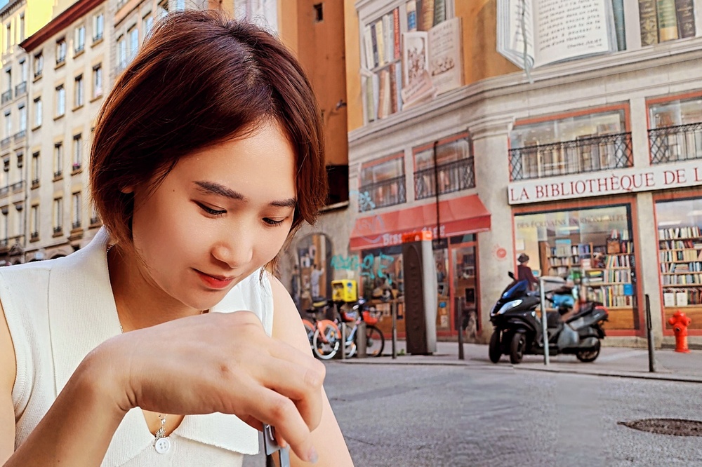 Bo van phong, co gai 9X lam quan ly cong ty Anh tu xa, kiem gap 3 lan hinh anh