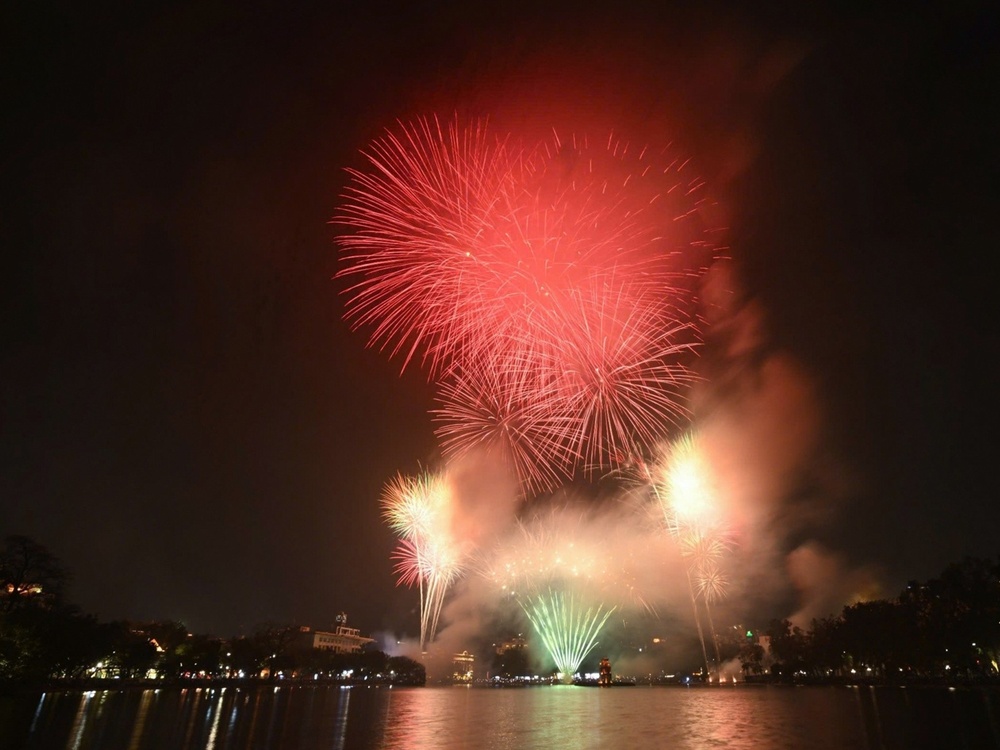 Phao hoa chao don nam moi Binh Ngo 2026 hinh anh