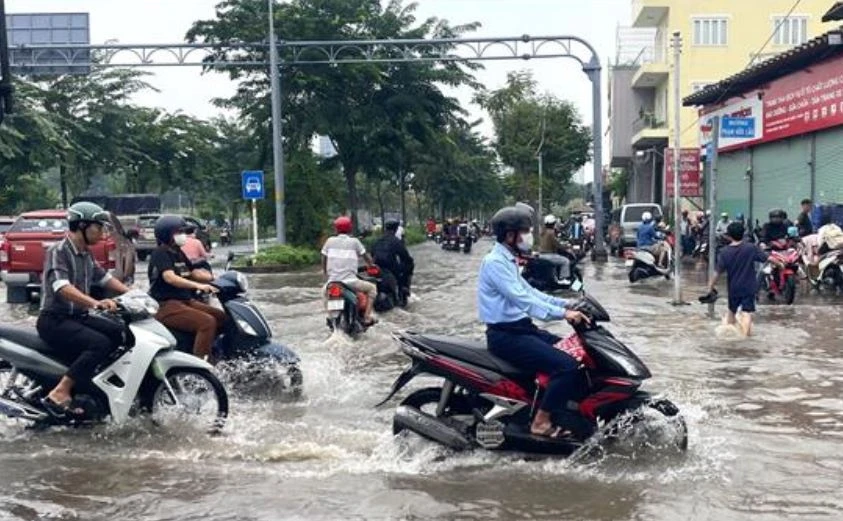 Trieu cuong vuot dinh lich su, TP.HCM chim trong bien nuoc hinh anh