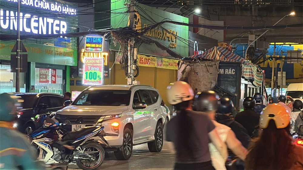 3 xe va cham lien hoan, mot phu nu tu vong o TP.HCM hinh anh