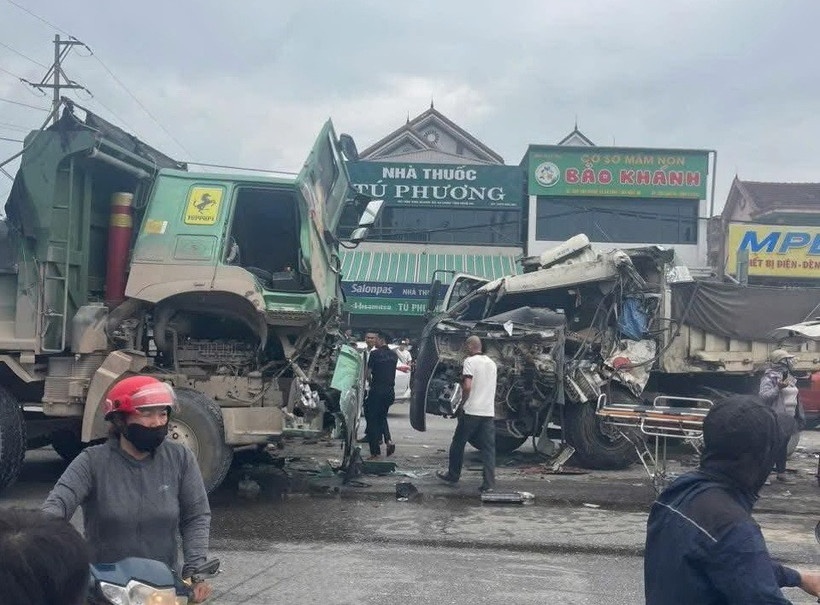 Tai nan lien hoan giua 3 oto tren Quoc lo 1A, mot tai xe tu vong hinh anh